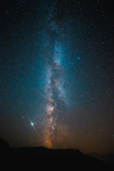 这张以生动细节捕捉的夜空照片，令人惊叹地展示了银河系，非常适合天文摄影爱好者