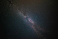 清澈的夜空中，银河系闪烁着迷人的光芒，繁星点点