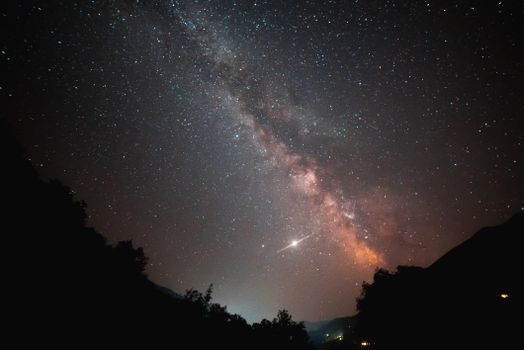 夜空照片令人惊叹，展示了银河系的恒星和天体