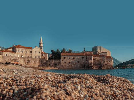 布德瓦老城风景如画，其中世纪标志性建筑与宁静的沿海背景相映成趣