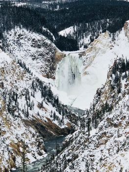 冬季，黄石国家公园白雪皑皑，瀑布景色令人惊叹
