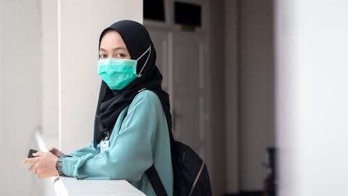 grátis Foto profissional grátis de coronavírus, hijab, máscara falsa Foto profissional