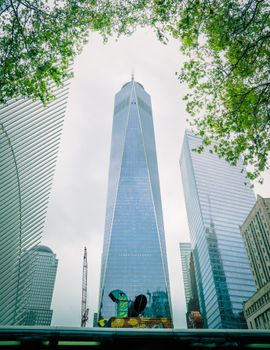 世贸中心一号位于曼哈顿，其摩天大楼与郁郁葱葱的绿化构成令人惊叹的景色