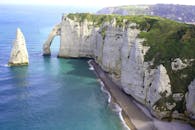 俯瞰法国诺曼底著名的埃特雷塔悬崖与海滩，宁静的海景中点缀着石灰岩地层