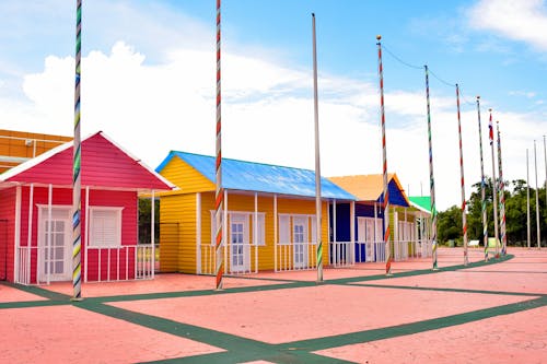 無料 公園のさまざまな色の家のファサード 写真素材