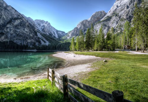 Personne Montrant La Montagne Grise