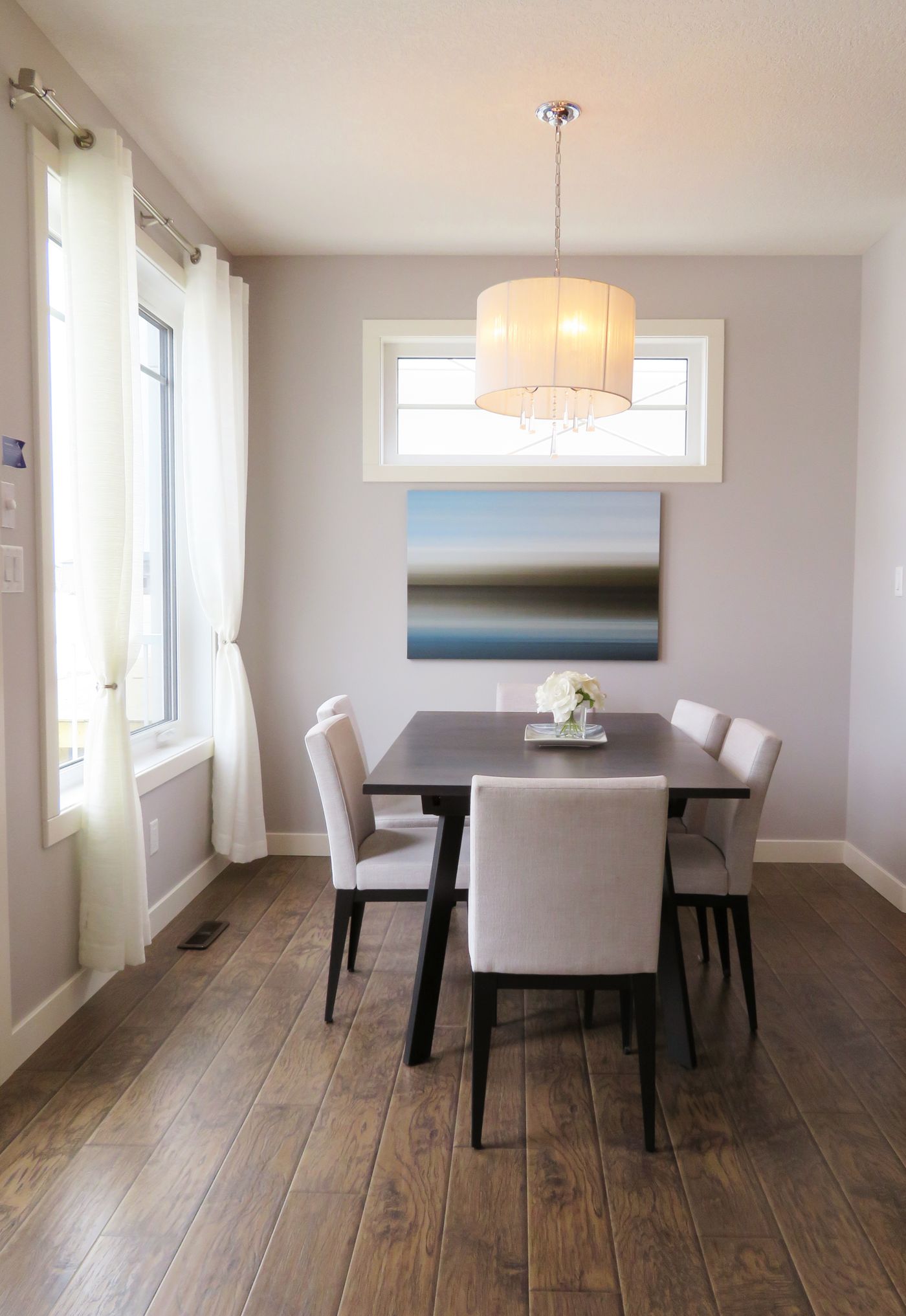 Comedor luminoso con mesa de madera y lampara colgante