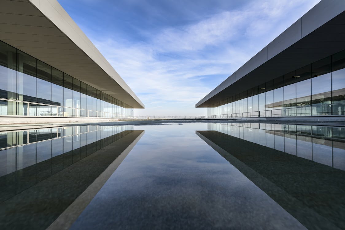 Edificio Bianco Che Riflette Sull'acqua