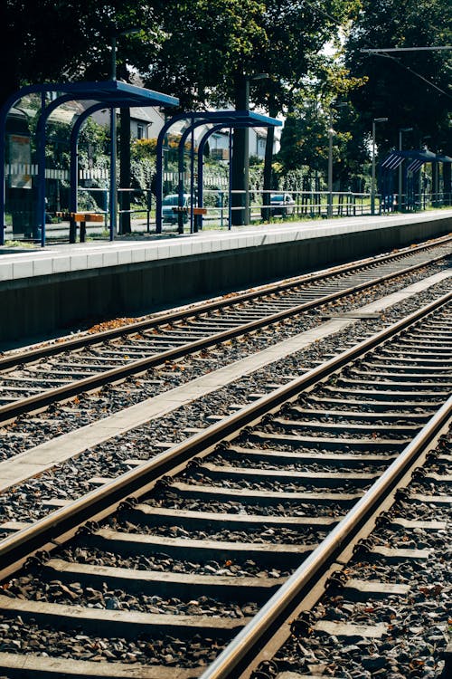 Foto profissional grátis de cascalho, estação de trem, estrada de ferro