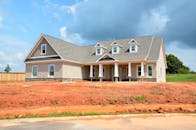 这座现代砖砌住宅在明亮的天空下展示了新的建筑风格