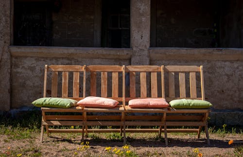 Foto profissional grátis de abandonado, almofadas, assento