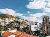 这座山坡城市风景优美，建筑多样，天空湛蓝