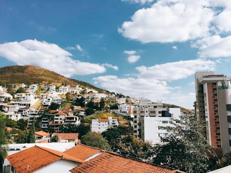 这座山坡城市风景优美，建筑多样，天空湛蓝