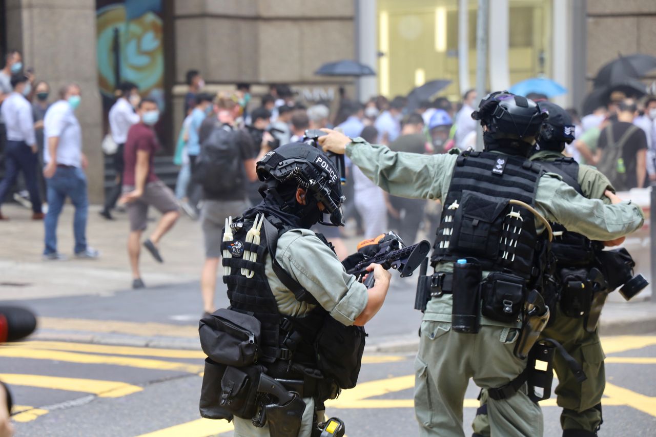 Blocus des lycées : le policier de Belfort, tabassé vendredi, accusé d'avoir voulu noyer un manifestant