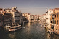 威尼斯大运河的美丽景色展现了历史建筑和船只