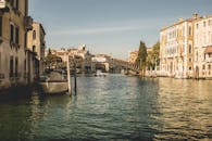 威尼斯大运河景色优美，拥有历史悠久的建筑和迷人的桥梁