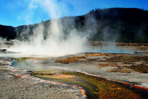 Cuerpo De Agua Y Humo