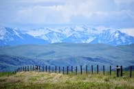 蒙大拿州哈里森市的壮丽景色包括白雪皑皑的山脉和开阔的田野