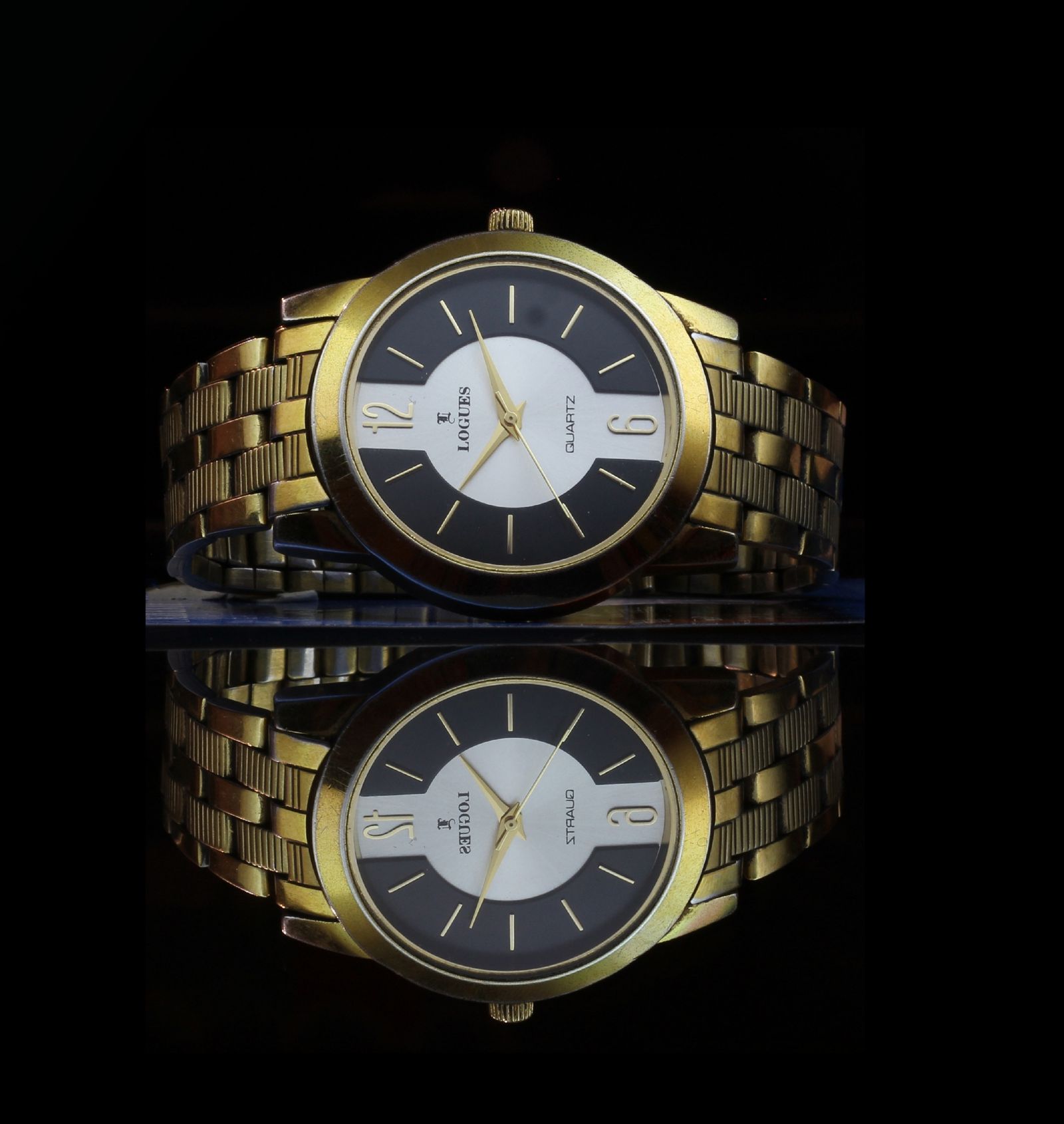 Gold timepiece with mirror reflection — Atelier unique pieces