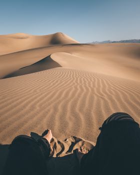 蔚蓝的天空下，美国内华达州宁静的沙漠中沙丘广阔