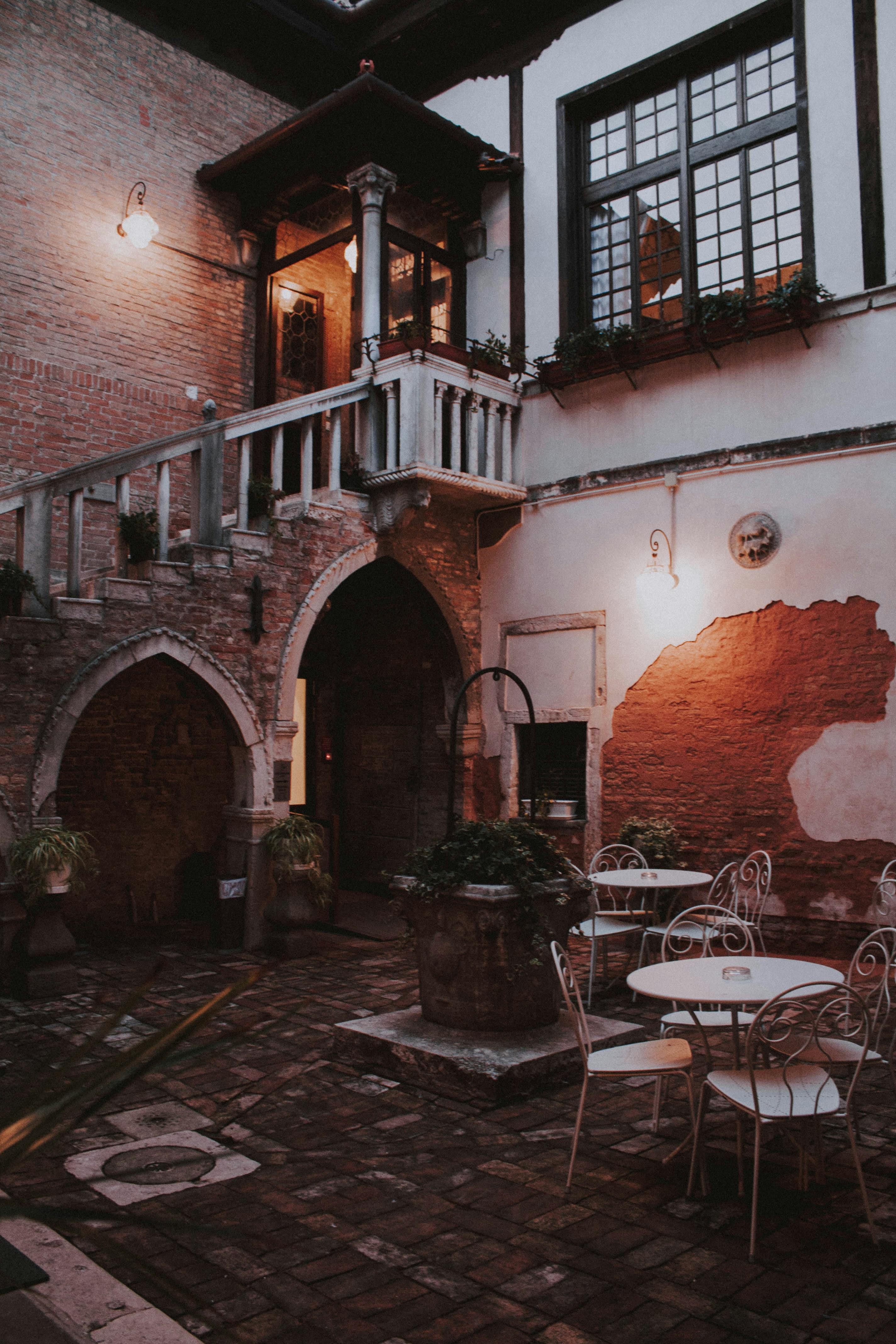 Ilmainen Valkoinen Metallipöytä Ja Tuolit Lähellä Betoniportaita Kuvapankkikuva