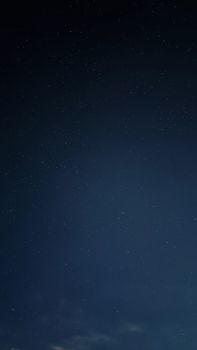 乌克兰斯拉夫斯克上空的迷人星空，展现了宇宙的美丽