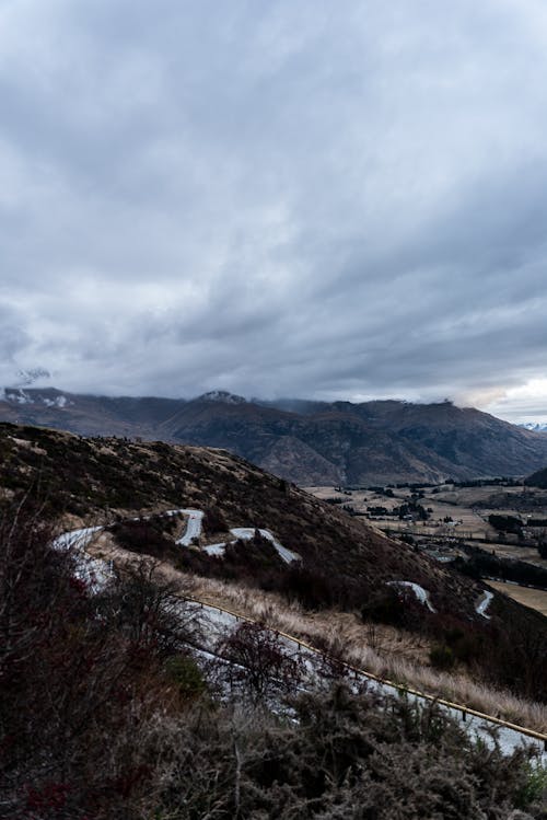 Kostenloses Stock Foto zu abenteuer, berge, bewölkter himmel