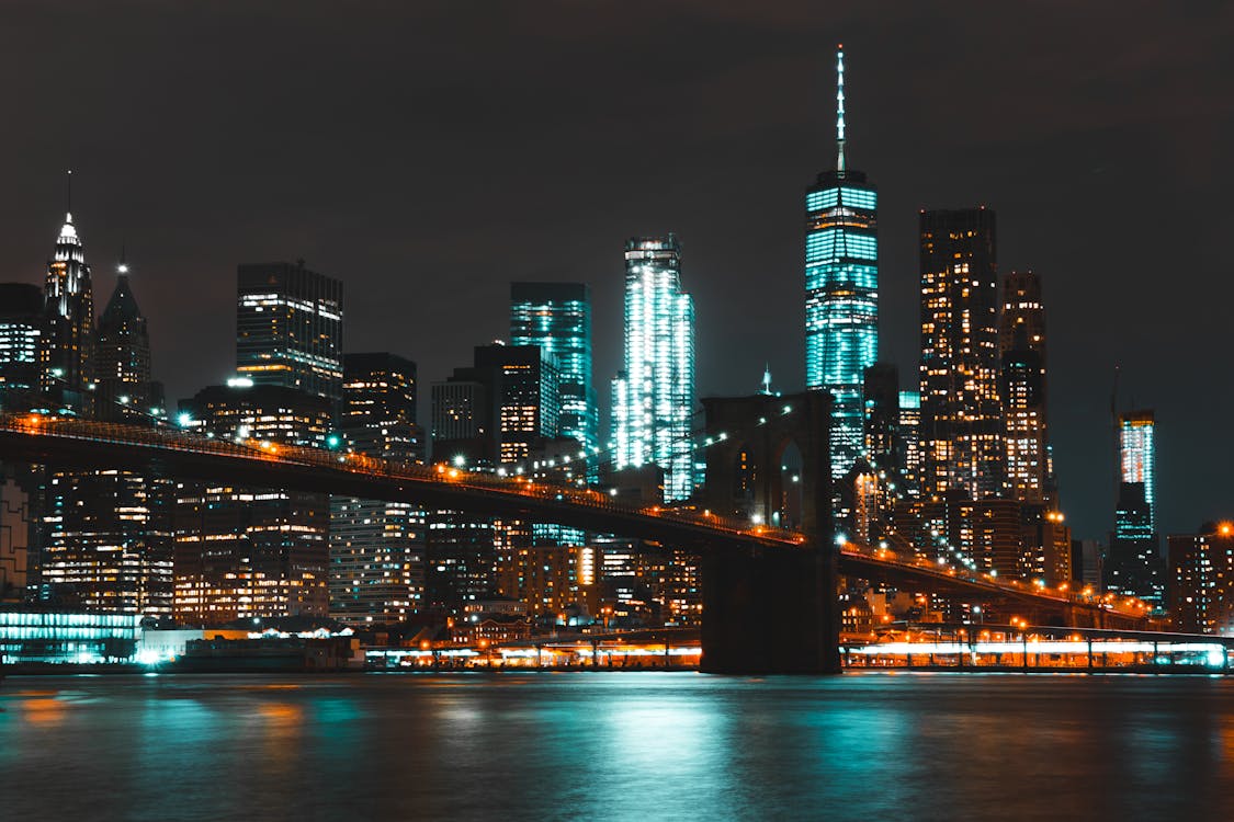 夜間に点灯したブルックリン橋