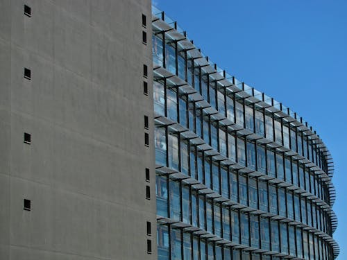 Edificio In Cemento Grigio Con Finestre Blu