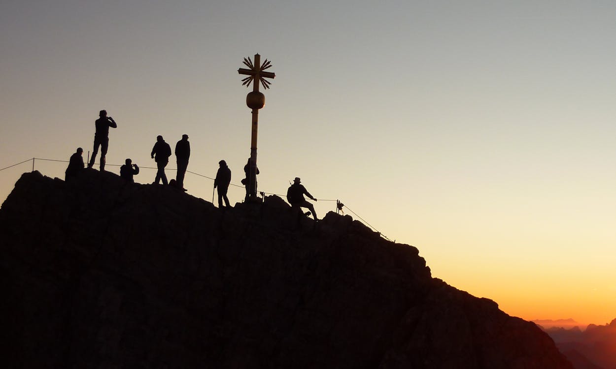 grátis Grupo De Pessoas Durante O Pôr Do Sol Foto profissional