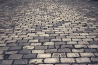 适合背景或设计项目的高分辨率鹅卵石路径纹理图像