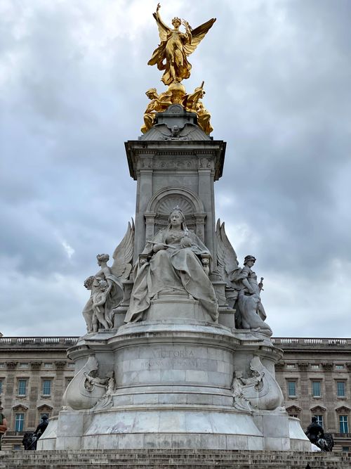 Free The grand Victoria Memorial stands majestically in London, capturing historical elegance and architectural brilliance. Stock Photo