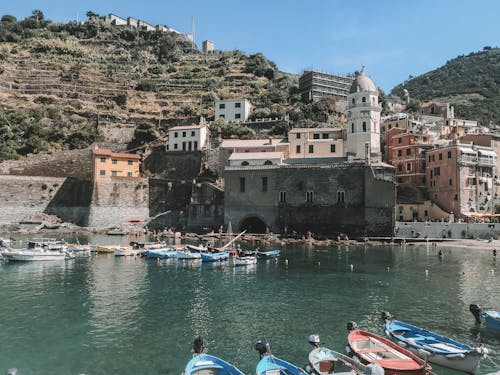 Foto d'estoc gratuïta de barques, cases, cel blau