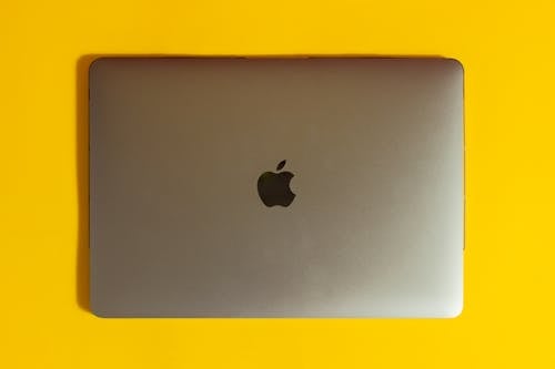 Ilmainen kuvapankkikuva tunnisteilla johdoton, kannettava tietokone, keltainen pinta