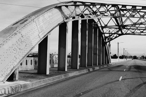 Foto stok gratis hitam & putih, jalan, jembatan