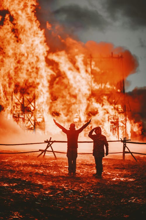 Bomberos Sin Rostro Construyendo En Llamas