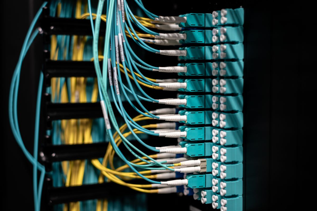 Técnico realizando mantenimiento de fibra