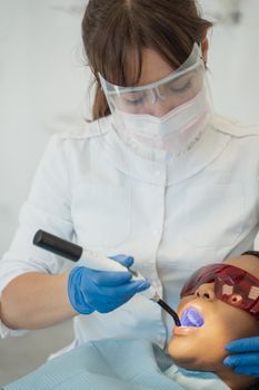 在现代诊所里，一名牙医正在为患者进行牙科手术