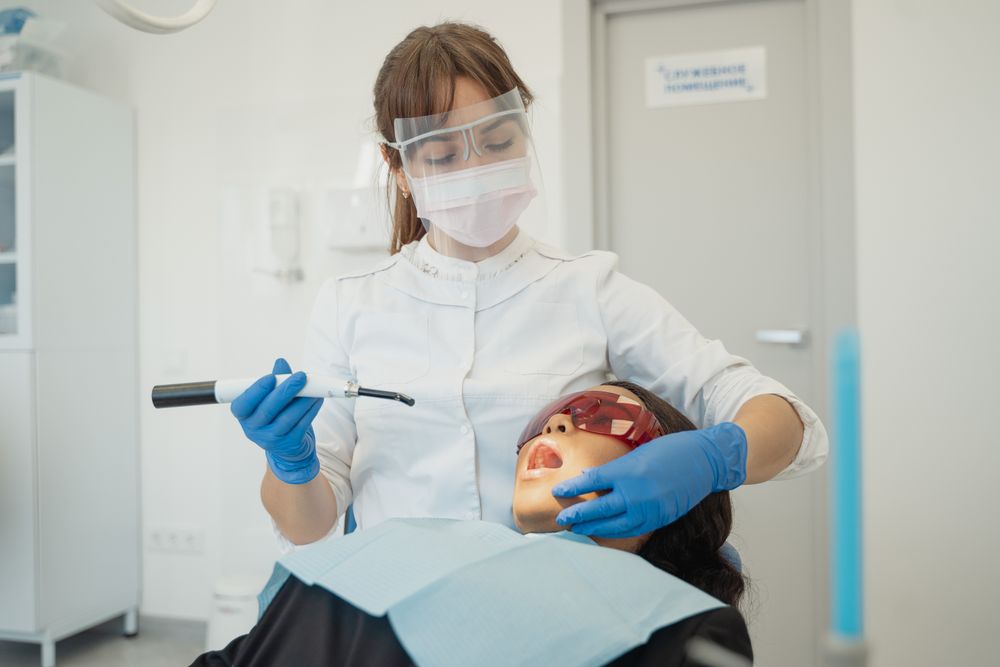 Odontóloga realizando procedimiento dental