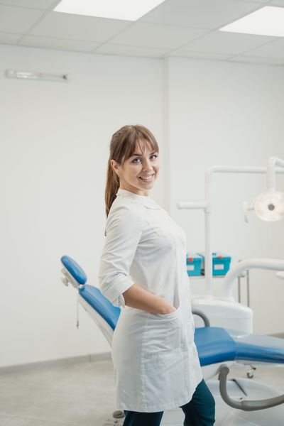drg. Amanda Putri, dokter gigi umum di Smilora Dental Clinic