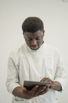 医疗专业人员使用平板电脑，体现了现代医疗保健技术