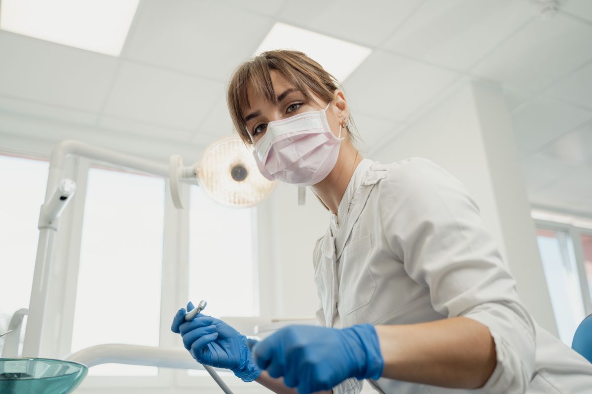 Clinically supervised teeth whitening in a calm studio