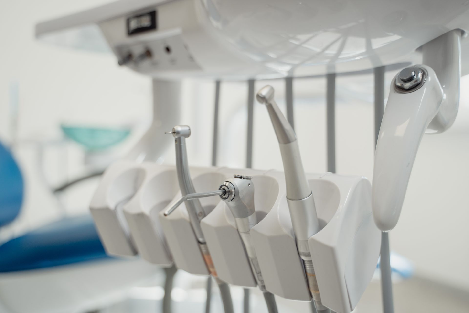 Sillón de tratamiento y instrumental en una clínica dental