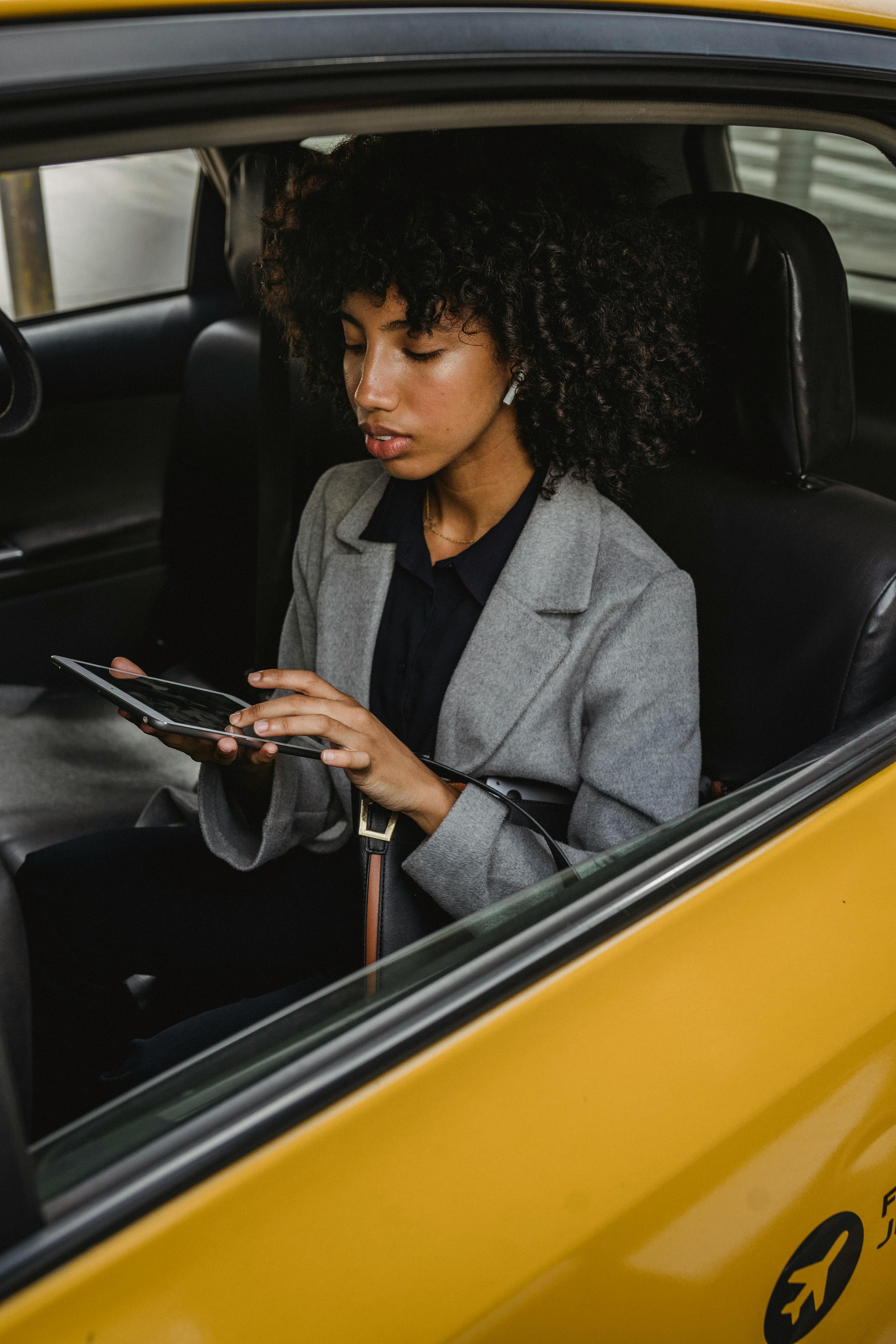 grátis Foto profissional grátis de blazer, cabelo cacheado, mulher afro-americana Foto profissional