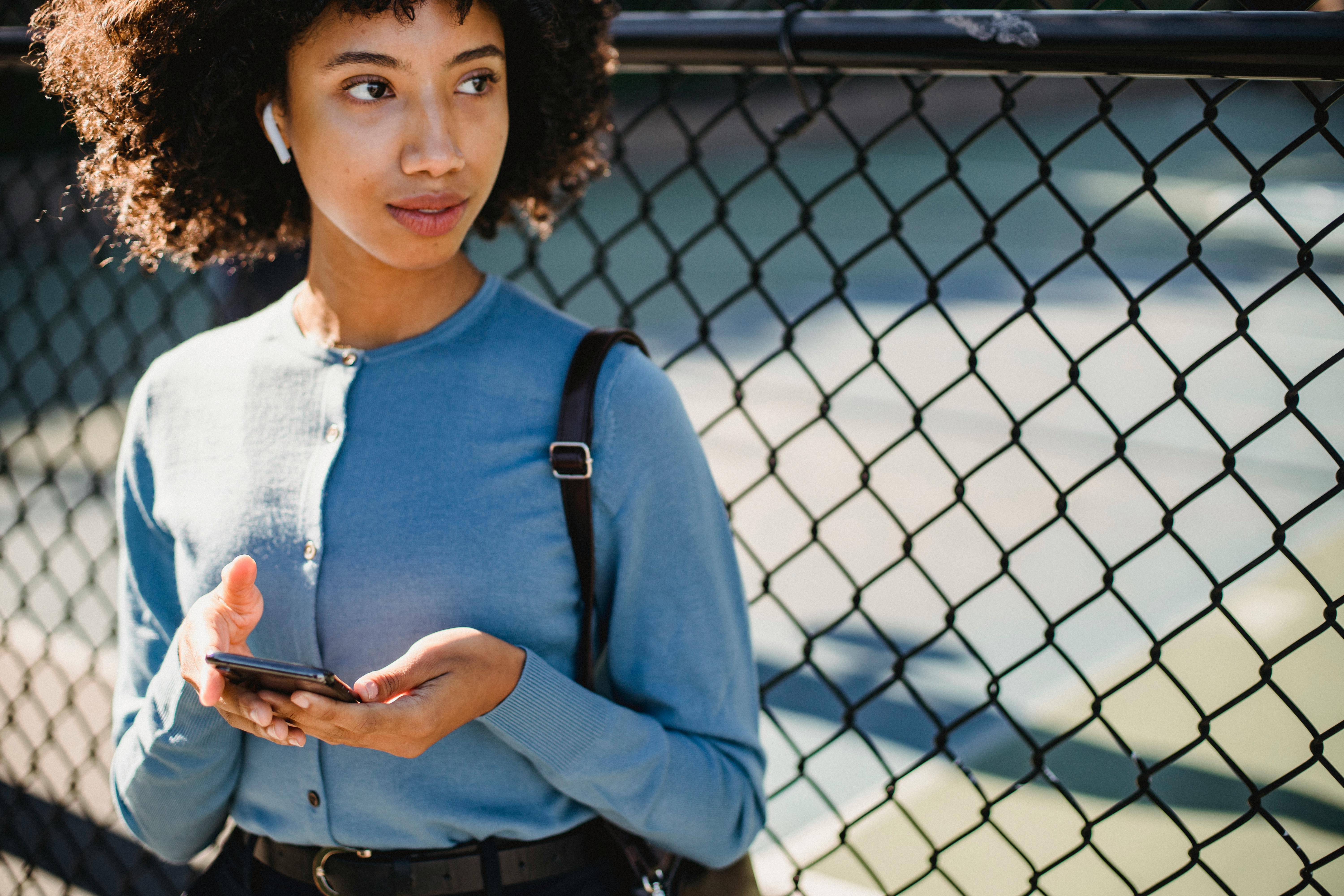 grátis Foto profissional grátis de adulto jovem, ambiente urbano, ao ar livre Foto profissional