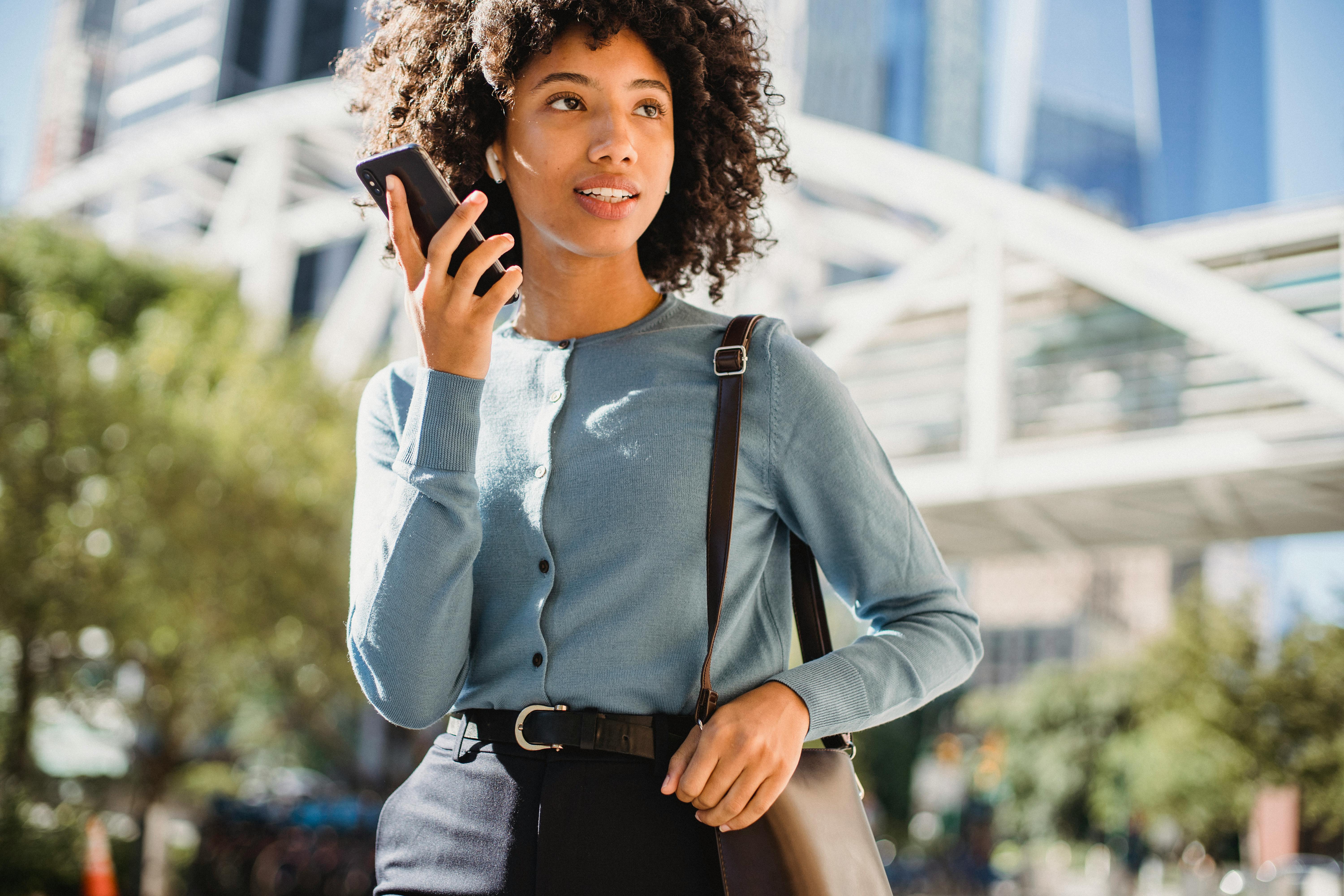 Ilmainen kuvapankkikuva tunnisteilla afro hiukset, afroamerikkalaiset naiset, älypuhelin Kuvapankkikuva