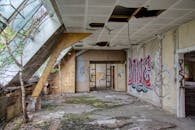 探索莱比锡一座废弃建筑，生动的涂鸦与自然腐烂交织呈现