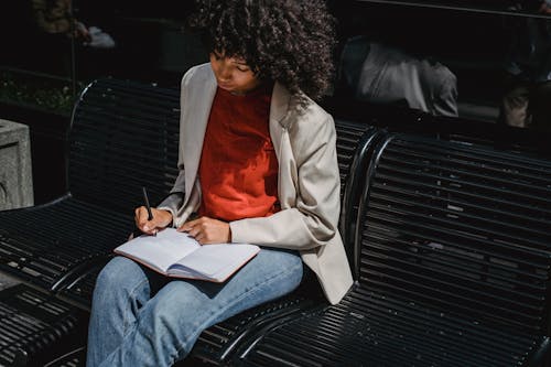 Kostenloses Stock Foto zu afro-haar, afroamerikaner-frau, blazer