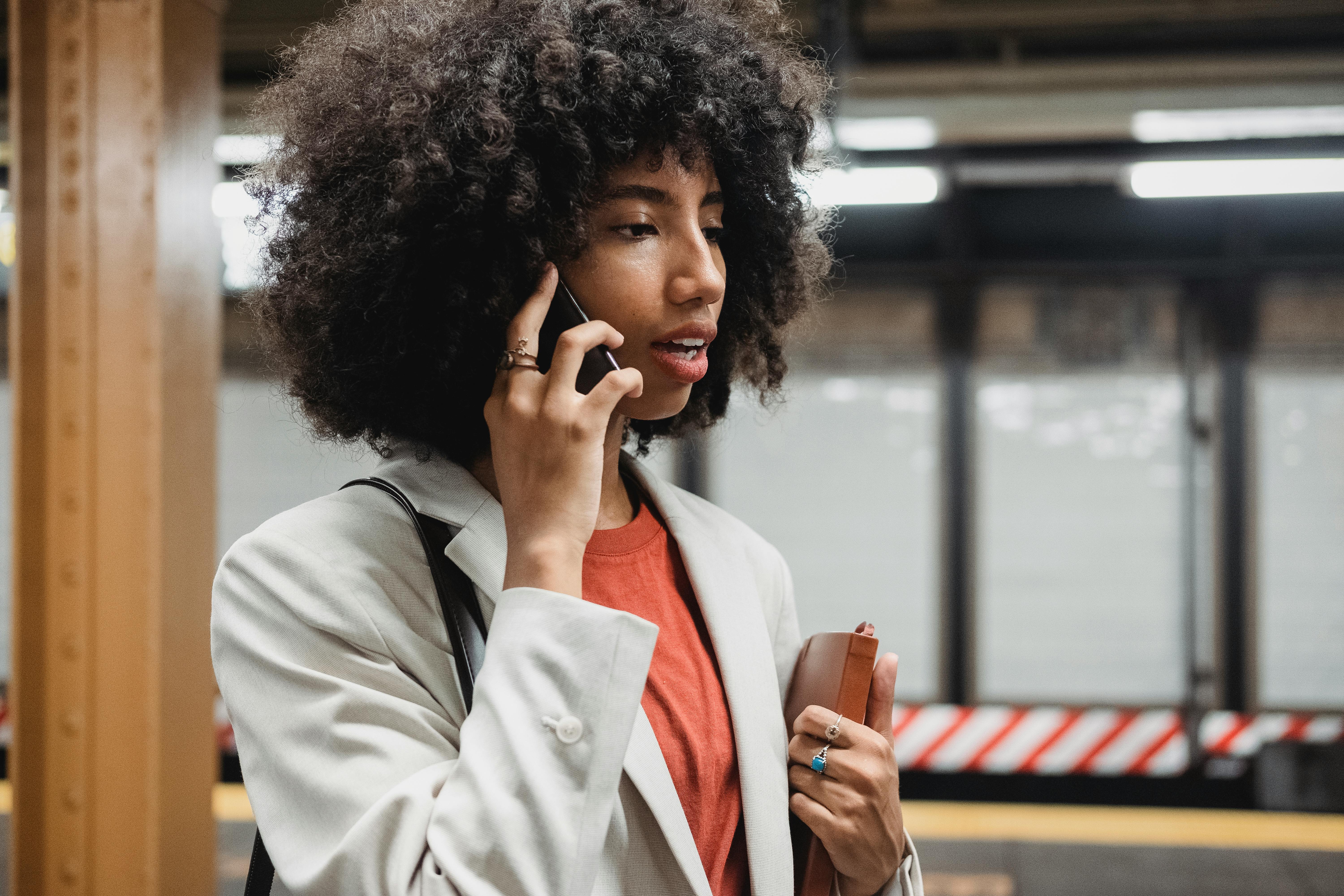 Gratis stockfoto met #binnen, actief luisteren, Afrikaanse afkomst Stockfoto