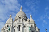 巴黎圣心大教堂的壮丽景色映衬在蔚蓝的天空下